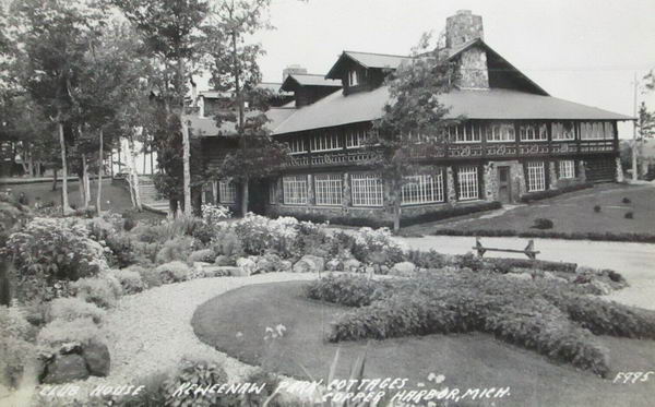 Keweenaw Park Cottages - Old Postcard (newer photo)
